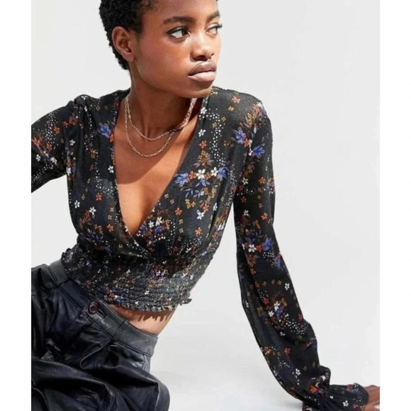 Urban Outfitters women’s Taran smocked long sleeve blouse. Size small - Picture 3 of 6